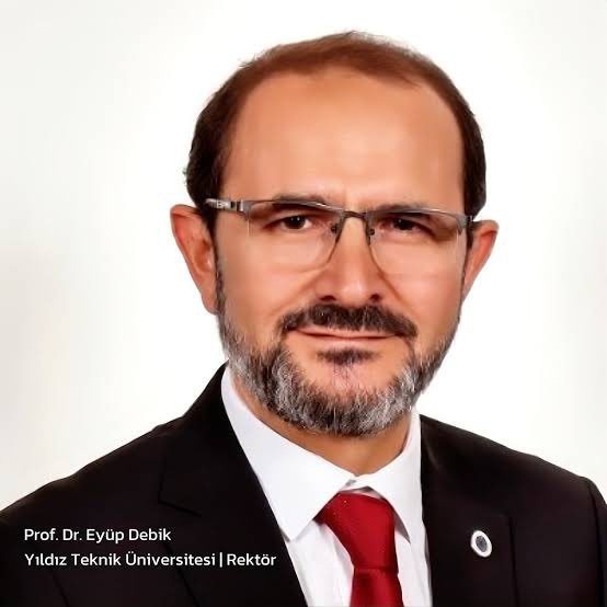 1999 depreminden beri ne kendisine ne de naaşına ulaşılamayan Gürkan Gür, YTÜ öğrencisi ve tiyatrocuydu. Bir kayyum geldi, onun adını taşıyan sahneye şerit çekti.  Ayrıca okuldaki tüm muhalif kulüpleri kapattı. 

Özgür üniversitenin düşmanı, halkın düşmanıdır.