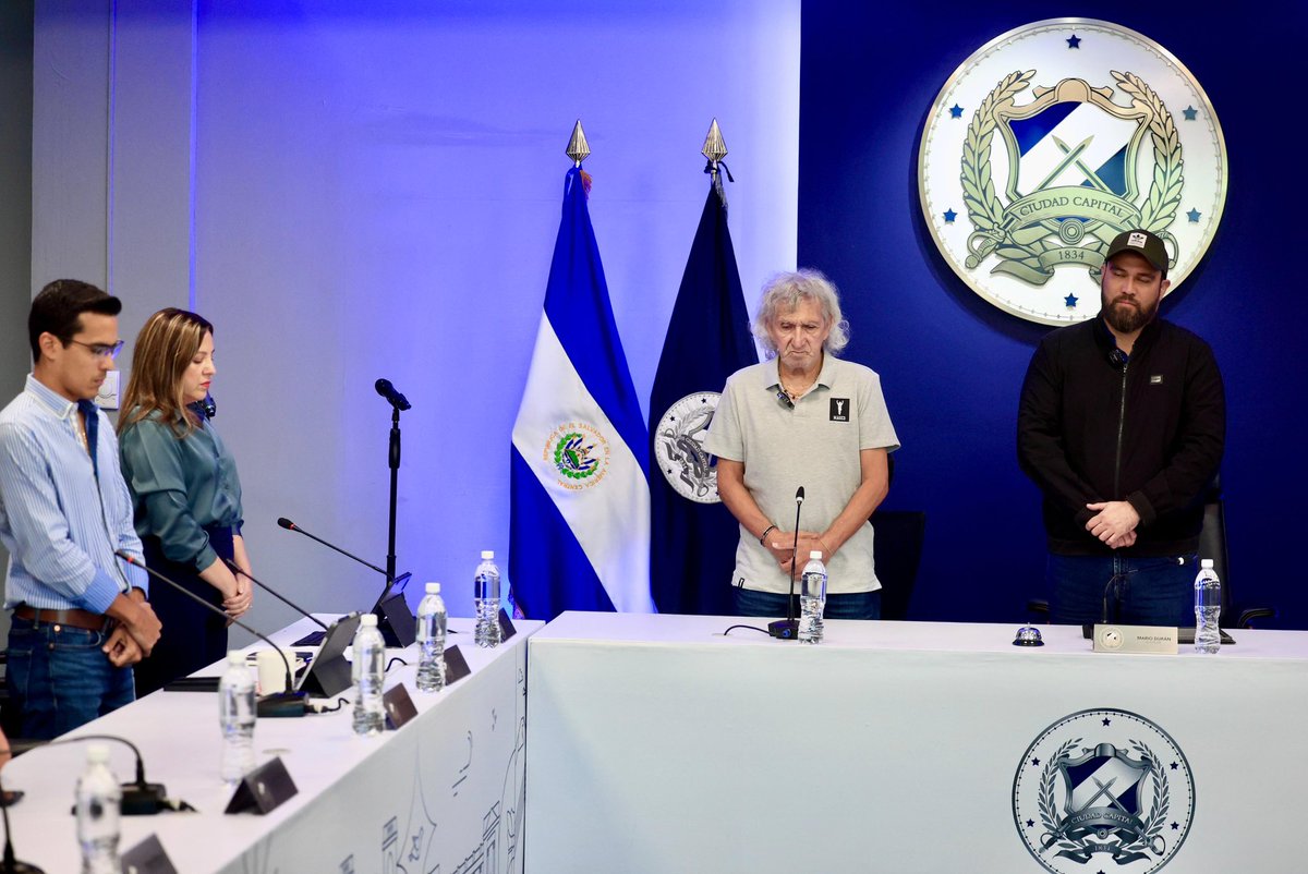 #Fútbol ⚽️| Durante sesión solemne del Concejo de la Alcaldía de San Salvador Centro, en el Complejo Municipal Diego de Holguín, hoy se brindó reconocimiento al ex futbolista Jorge “El Mágico” González, máximo referente del balompié salvadoreño. 

#ConstruyendoElCamino