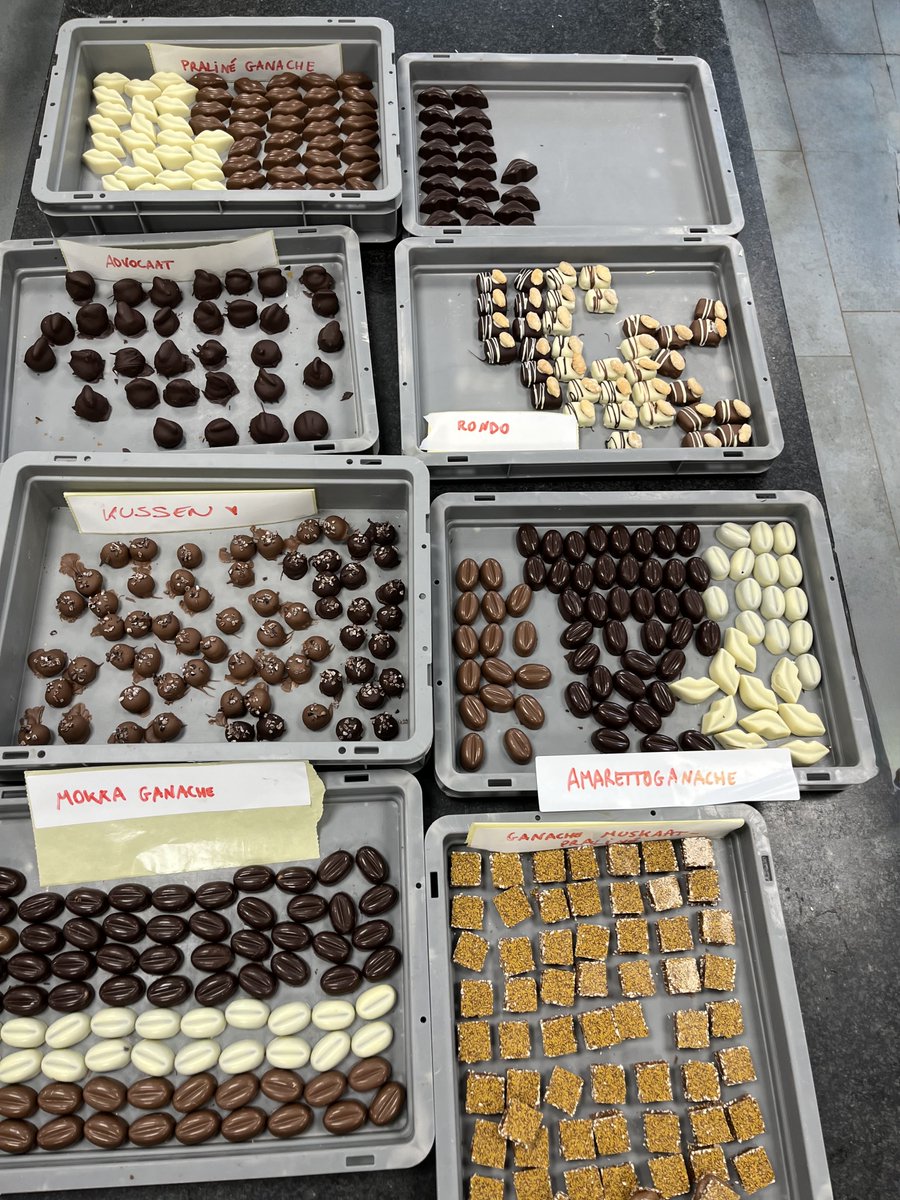 10Atwiet's tweet photo. Assortiment #pralines:
+ Pralinéganache
+ Advocaatcrème
+ Rondo
+ Marsepeinkussen
+ Amarettoganache
+ Mokkaganache
+ Pralinéganache met muskaatnoot
#Wit
#Melk
#Fondant
#Chocolade
#Dompelpralines
#Mouleerpralines #WeesWijsVolgVolwassenenonderwijs https://t.co/bhxdyAtKYL
