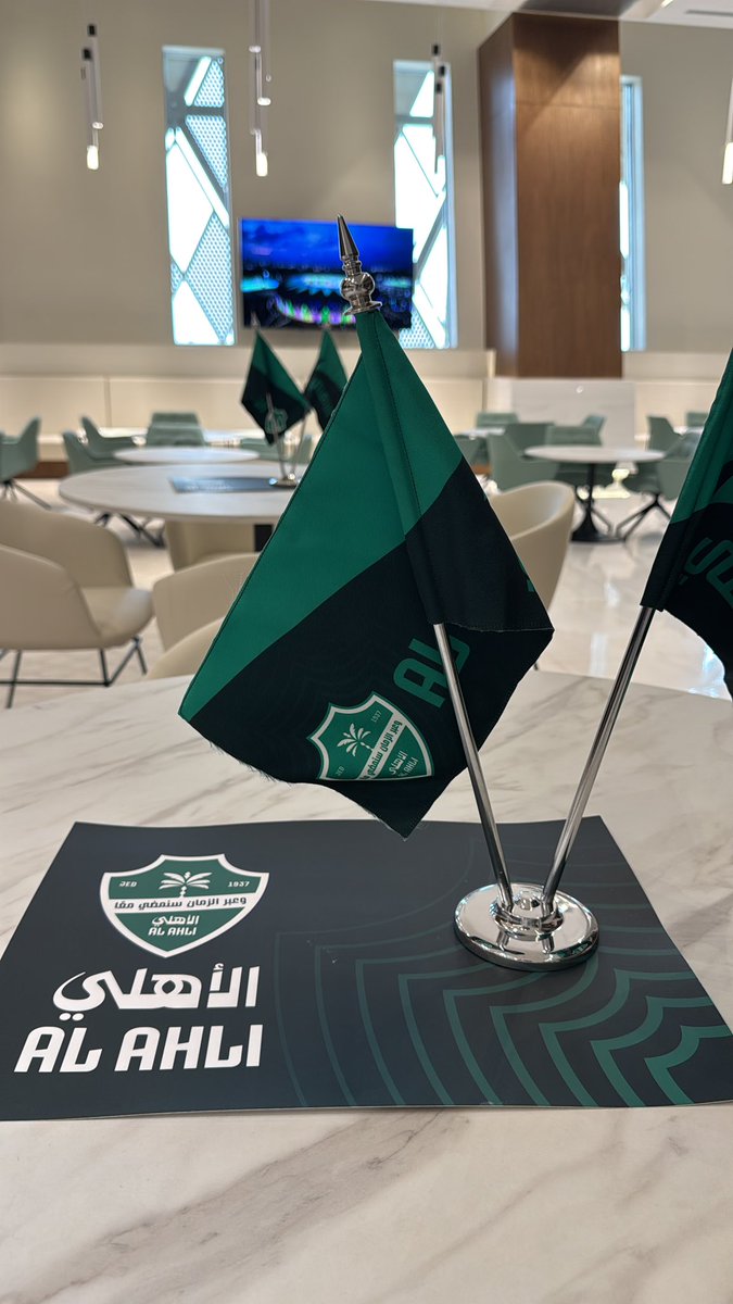 ترى ما السر الذي يملكه هذا النادي؟
لماذا يتسلل حبه دون أن تشعر؟
كيف يسكنك .. تسكنه .. 
أنت أم هو؟
من يقترب من الآخر؟

هل كل جدة خضراء؟
لماذا سيطر علي هذا الشعور؟
ألا يوجد في جدة غير #الأهلي؟
أسمع عن ناد اسمه #الاتحاد
فلماذا لم أعد أراه؟
هل اختفى؟ أم أخفاه وهج الأهلي في قلبي؟ 💚