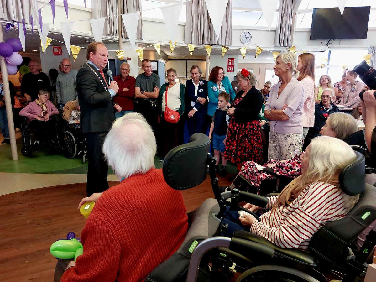 Burgemeester van Almere tweet media