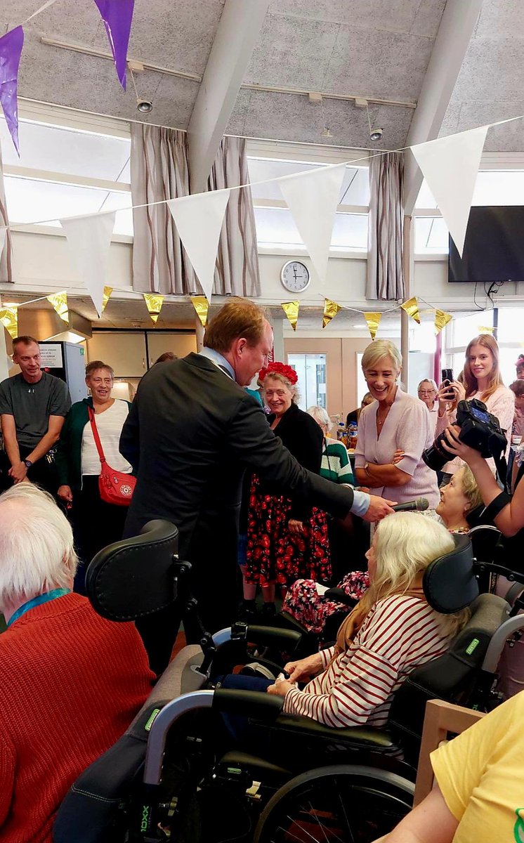 Vandaag vierden we het jubileum van Polderburen. Al 30 jaar een thuis voor een grote groep Almeerders. Dank aan alle bewoners, medewerkers en vrijwilligers voor deze vrolijke, inspirerende middag. Van harte gefeliciteerd! 🎉 <a href="/ZorggroepAlmere/">Zorggroep Almere</a> <a href="/almere/">almere</a> #jubileum #Polderburen