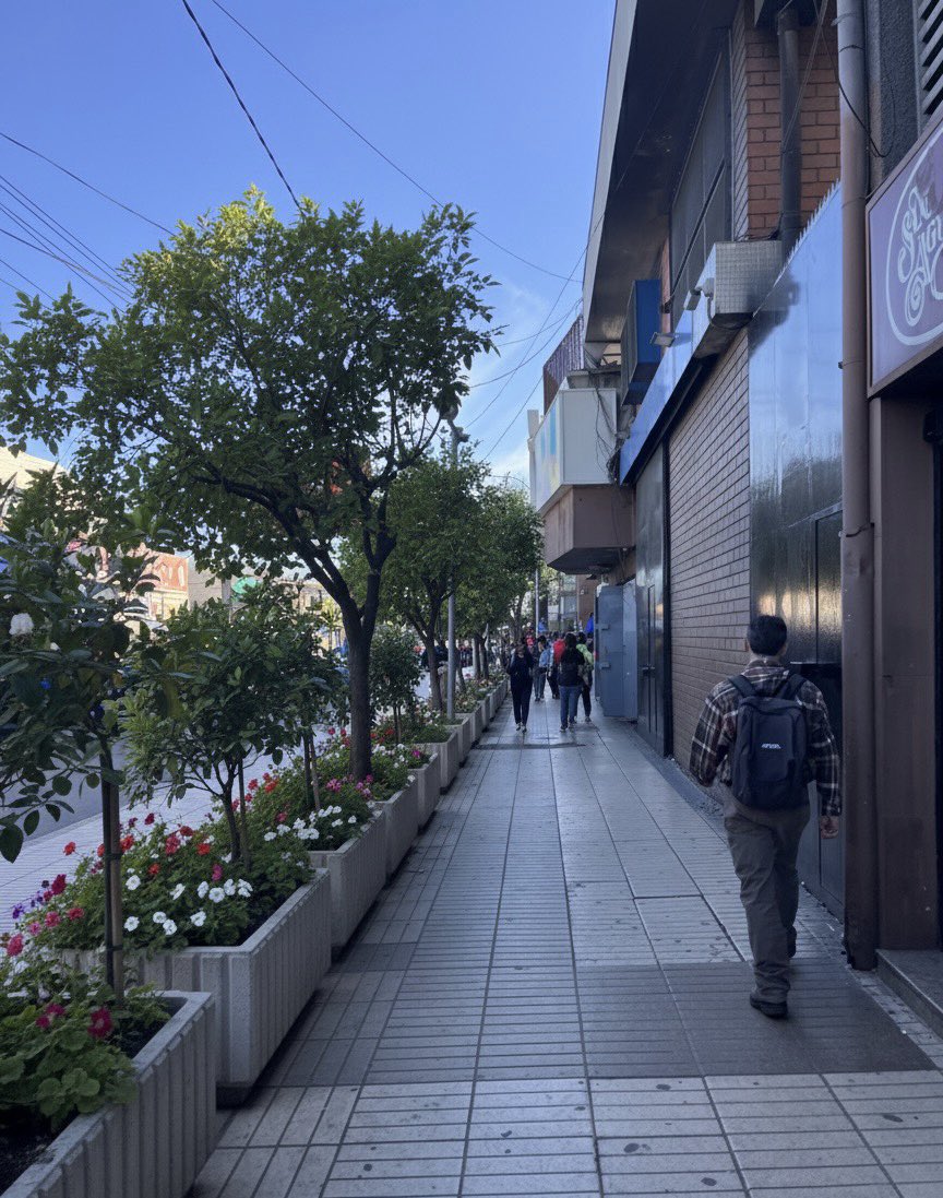 debustam's tweet photo. Idea para sacar a los
Ambulantes de Alameda con Las Rejas @metrodesantiago @lopradoaldia @Orrego https://t.co/7ixBexZErH