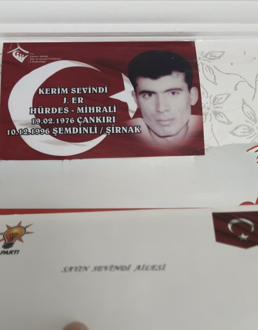 Vatan uğruna can veren kahramanımız Şehidimiz Kerim Sevindi ’in bizlere emaneti olan kıymetli ailesini ziyaret ettik. 

Cumhurbaşkanımız Sayın <a href="/RTErdogan/">Recep Tayyip Erdoğan</a> ’ın selamlarını ve #TerörsüzTürkiye mektubunu takdim ederek, aziz şehidimizin ailesine minnet ve dualarımızı ilettik.