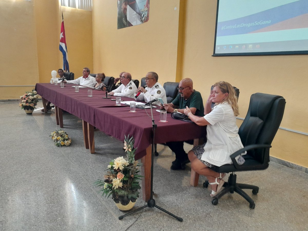 Un encuentro donde se define el presente contra un mal que hoy marca a familias cubanas
Desde la <a href="/escueladuana/">Escuela Nacional de Formación Aduanera (ENFA)</a> un debate que emociona y nos moviliza a todos, con los estudiantes y futuros oficiales de #AduanadeCuba que combatirán la droga con todo
#ContraLasDrogasSeGana #Cuba