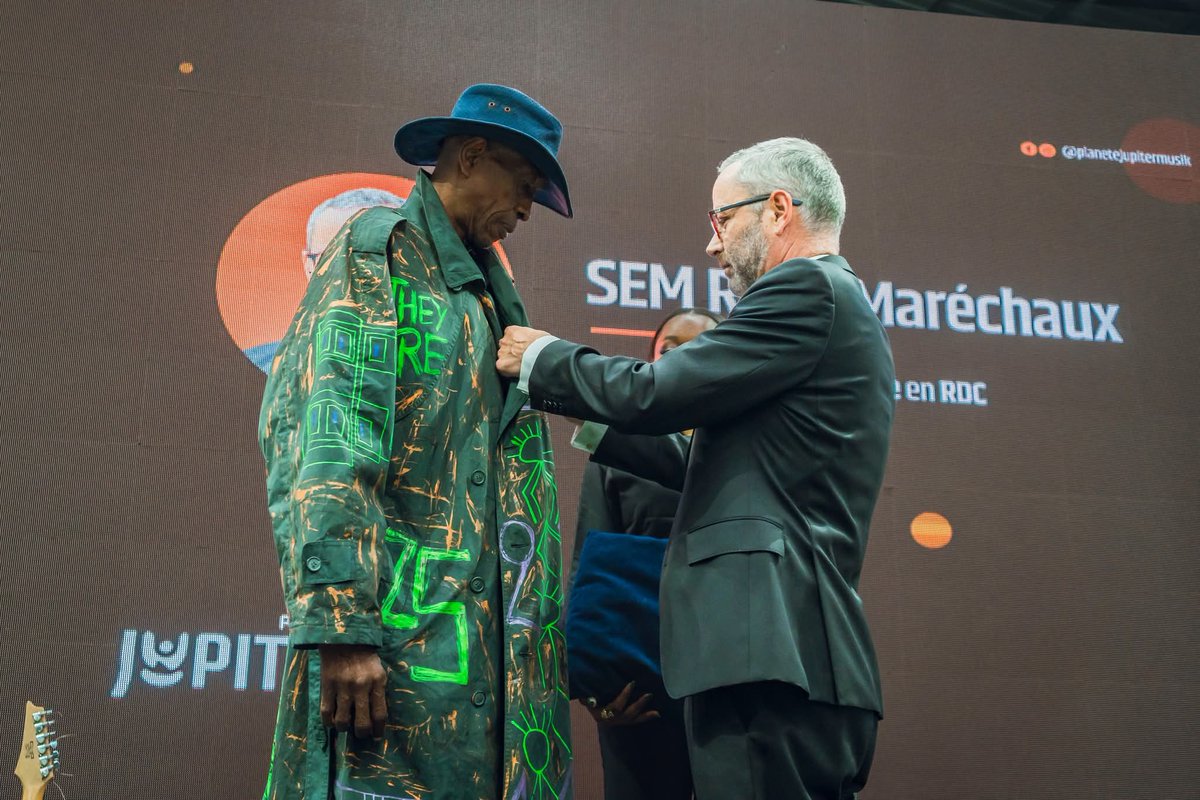 EMulamba's tweet photo. J'étais témoin d cet'event à l'inauguration d Planète Jupiter à Kin a été l'occasion d rendre hommage à Jupiter Bokondji, désigné Chevalier d l'ordre d Arts &amp; d lettres par
SE Mr Rémi Maréchaux l'ambassadeur d France en #rdc
@jupiterokwess @kobohub @sidolat @franceenrdc
#eliesean https://t.co/tR467ZQUu9