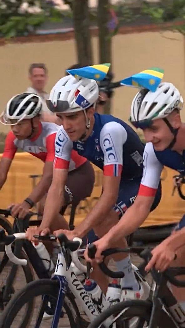 FNimfura's tweet image. Image du jour!👌🏾
Les coureurs français 🇫🇷 arborant le drapeau du #Rwanda 🇷🇼 sur leurs casques 🚴♂️
Un geste qui reflète l’amitié et l’esprit des Championnats du Monde @UCI_cycling à Kigali 🌍
#Kigali2025