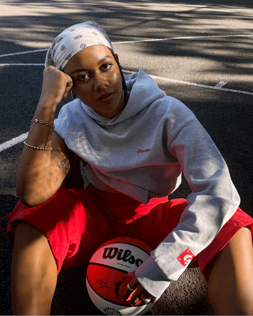 Cozy girls, stand up! Your new favorite hoodie is here. 

dontcallmebaby.squarespace.com/playbook/gloss…

📸: /glossier.com