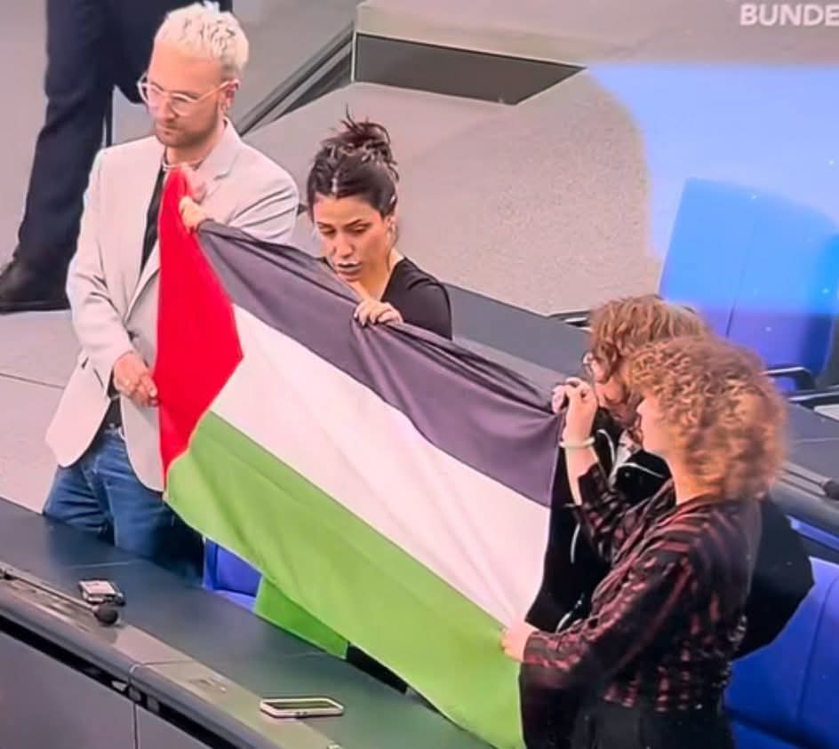 Die Repräsentanten der palästinensischen Autonomiebehörde sind Antisemiten. Die Fahne mit dem roten Dreieck ist das Banner dieser politischen Entität. Die PLO steht in der politischen Tradition des Mufti von Jerusalem Mohammed Amin al-Husseini. Der an einer Moskauer Uni zum