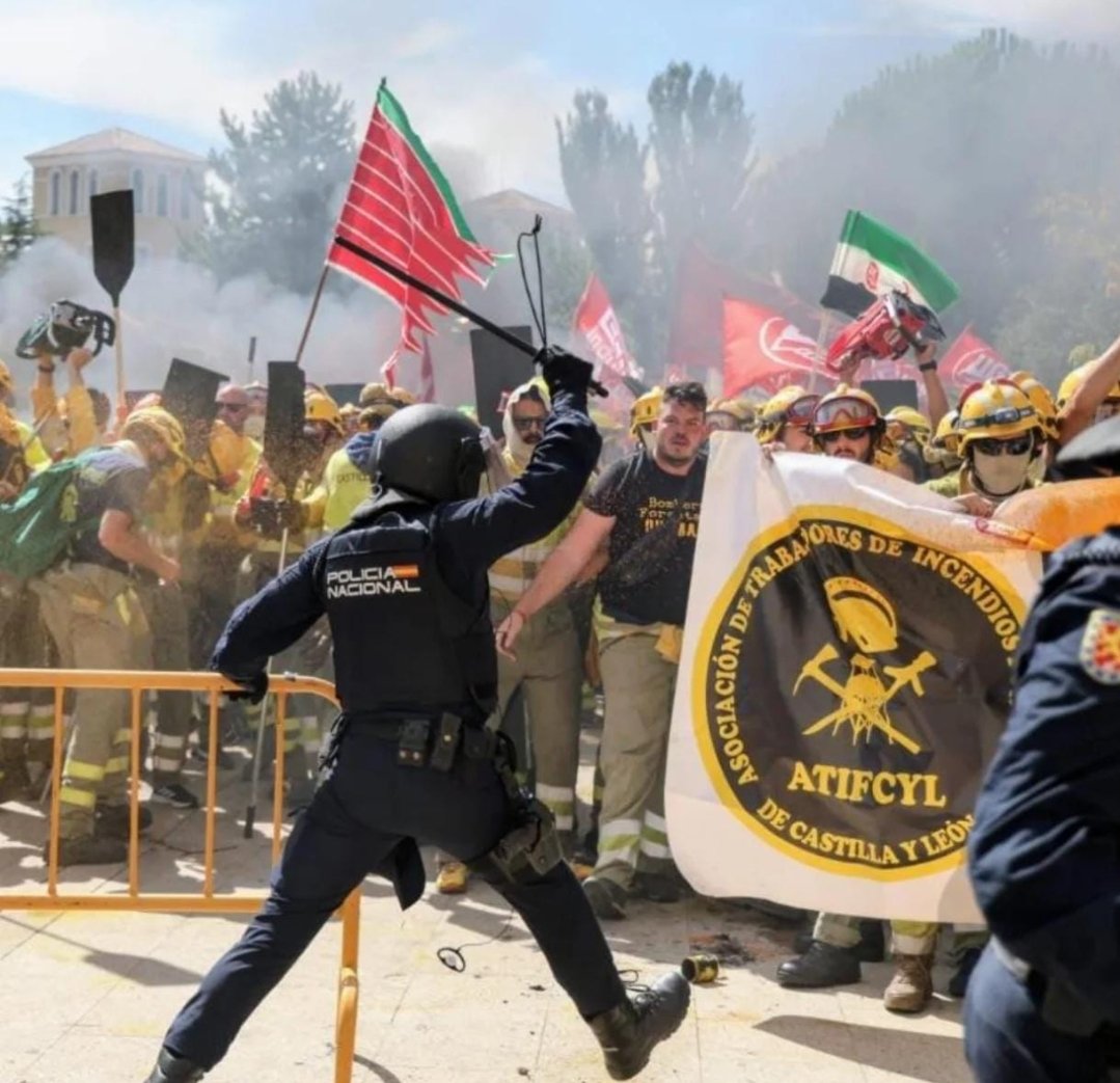 A los mismos que este verano se han jugado la vida en los incendios en Castilla y León, hoy les han recibido con porras y gas pimienta. No es culpa de la Policía, es consecuencia de que los políticos incumplen sus compromisos con #BBFF y #AAMM .Así se lo pagan