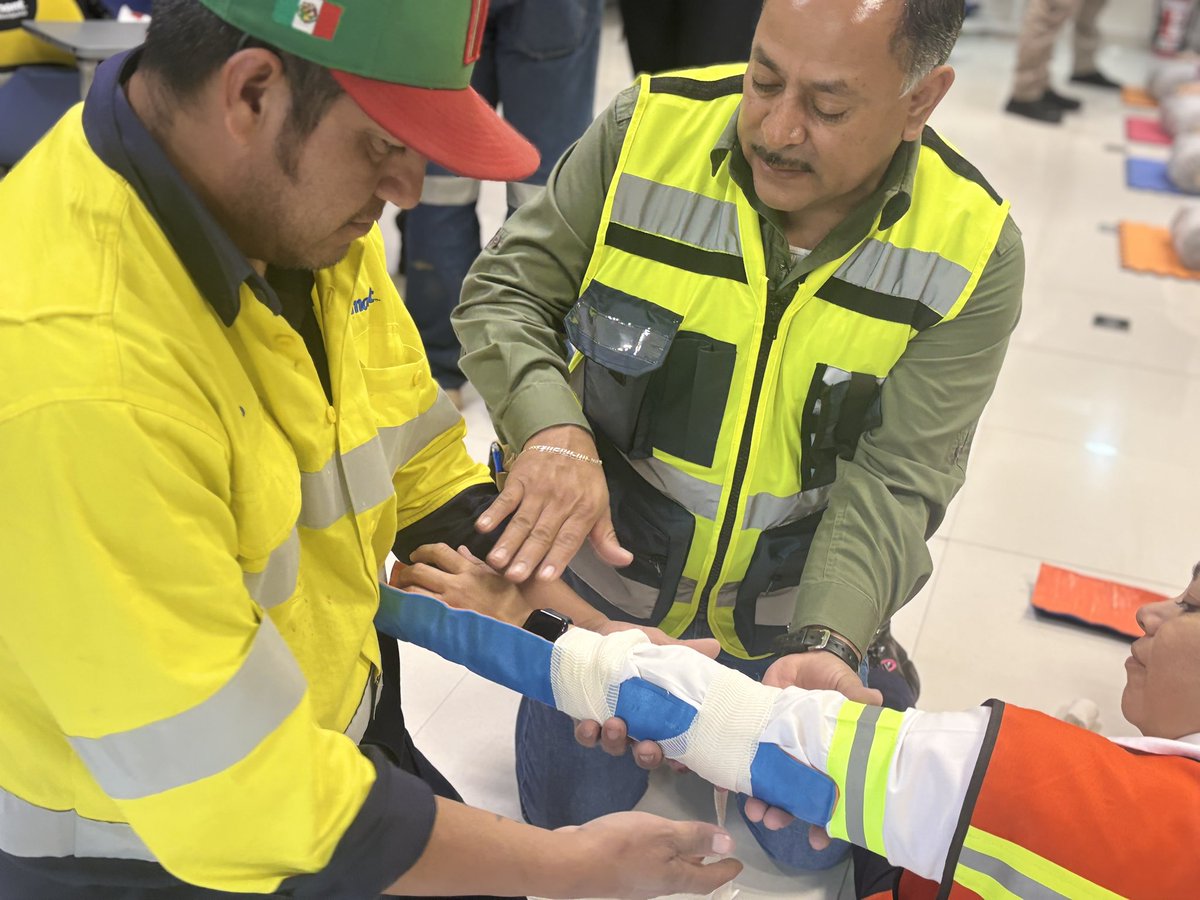 🫵🏻La resiliencia se construye con acciones concretas. 

Te presentamos la primera fase de un proyecto clave.

Continuando con el convenio con Minera Peñasquito, se ha capacitado a Brigadas Comunitarias de Mazapil en materias de: Primeros Auxilios y Evacuación.

#PazEsBienestar