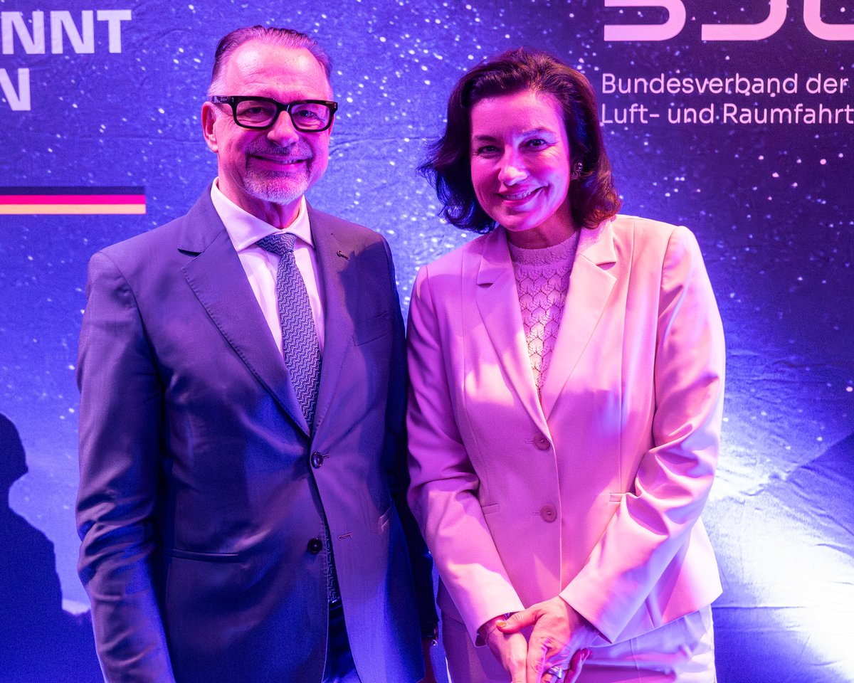 bmftr_bund's tweet photo. Weltraumforschung und Raumfahrtindustrie bringen Innovation, Wohlstand &amp; Wettbewerbsfähigkeit in 🇩🇪 &amp; 🇪🇺, sagte BM @dorobaer auf dem parlamentarischen Abend des #BDLI. Wir wollen daher mehr Wettbewerb in 🇪🇺, vorangetrieben durch eine starke @esa! 
@DLR_SpaceAgency https://t.co/7Oht8yuXMc
