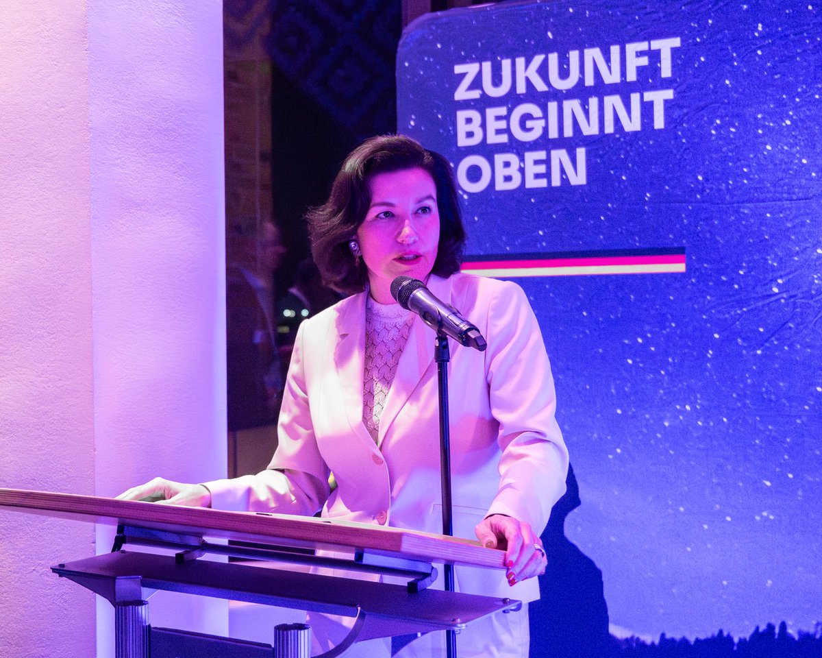 bmftr_bund's tweet photo. Weltraumforschung und Raumfahrtindustrie bringen Innovation, Wohlstand &amp; Wettbewerbsfähigkeit in 🇩🇪 &amp; 🇪🇺, sagte BM @dorobaer auf dem parlamentarischen Abend des #BDLI. Wir wollen daher mehr Wettbewerb in 🇪🇺, vorangetrieben durch eine starke @esa! 
@DLR_SpaceAgency https://t.co/7Oht8yuXMc