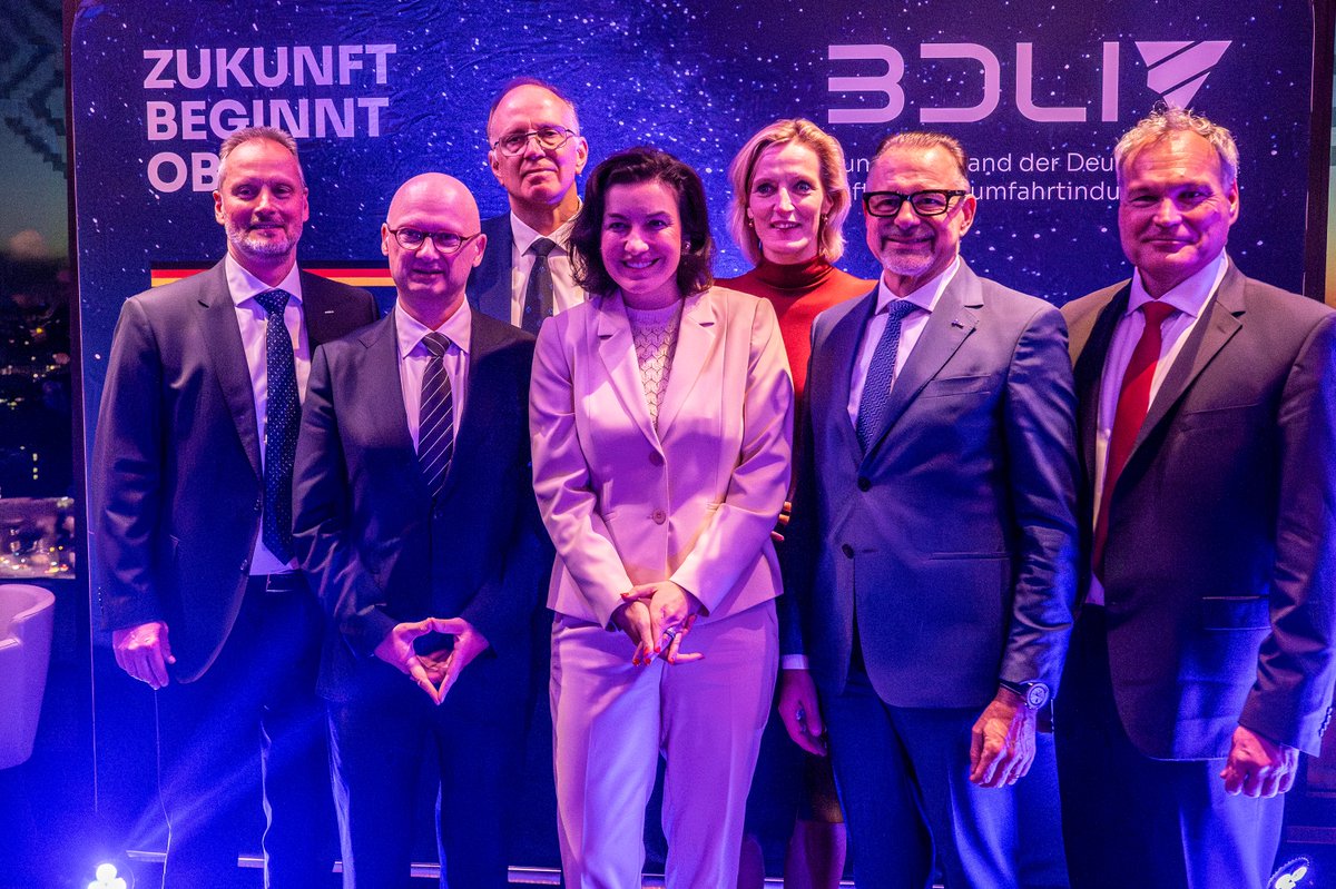 bmftr_bund's tweet photo. Weltraumforschung und Raumfahrtindustrie bringen Innovation, Wohlstand &amp; Wettbewerbsfähigkeit in 🇩🇪 &amp; 🇪🇺, sagte BM @dorobaer auf dem parlamentarischen Abend des #BDLI. Wir wollen daher mehr Wettbewerb in 🇪🇺, vorangetrieben durch eine starke @esa! 
@DLR_SpaceAgency https://t.co/7Oht8yuXMc