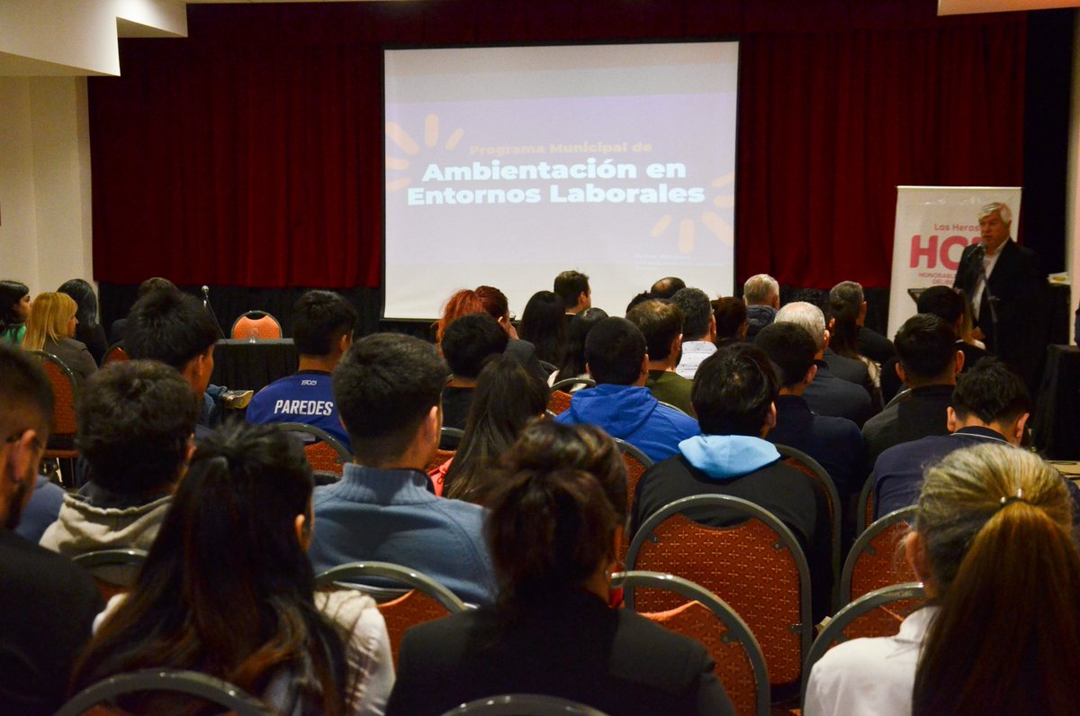 lopresti_lh's tweet photo. 🌟 En Las Heras estamos convencidos de que el futuro se construye acompañando a nuestros jóvenes.

🤝🏻 Lanzamos el Programa Municipal de Ambientación en Entornos Laborales, una iniciativa que une a nuestros colegios con las empresas e industrias locales.

📚 Los estudiantes de los dos últimos años de secundaria podrán realizar pasantías en los sectores que hoy demandan perfiles específicos. El municipio será el mediador: gestionando los convenios y garantizando que este puente entre educación y trabajo sea una realidad.

💪🏻 Con este programa buscamos que los jóvenes se formen, se adapten y den sus primeros pasos en el mundo laboral, generando más oportunidades para nuestra gente trabajadora.

#GenteTrabajadora