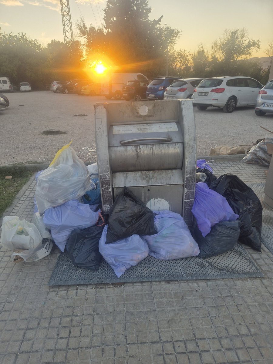 #tarragona #tarragonabruta
Hoy hemos estado en Sant Salvador dando un paseo entre sus calles y basuras de la mano de sus vecinos y la <a href="/AAVV_TGN_SR_SS/">AV.CiutatTgn S.R S.S</a> . Unas imágenes valen más que mil palabras 🤬🤬👇
<a href="/sindicdegreuges/">Síndic de Greuges</a> 
<a href="/TGNAjuntament/">Ajuntament de Tarragona</a>