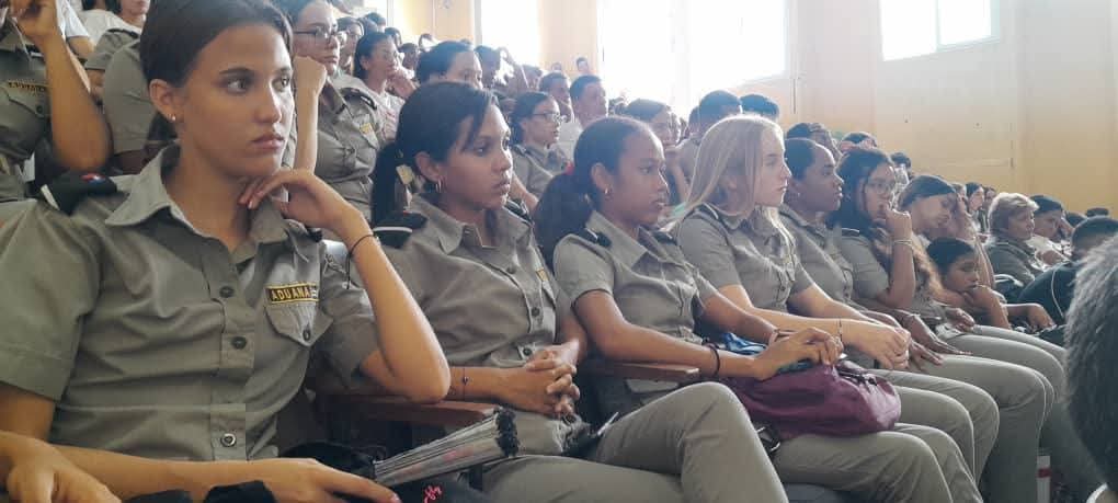 Moisebc83's tweet photo. #ContraLasDrogasSeGana|Se realiza en la #ENFA evento de debate sobre el combate al flagelo de las drogas y su impacto en la sociedad. Con un equipo multidisciplinario compuesto por el #MININT, #FGR, #AGR, #MINSAP se intercambió con estudiantes y claustro de profesores. https://t.co/GqlQTuFDp7