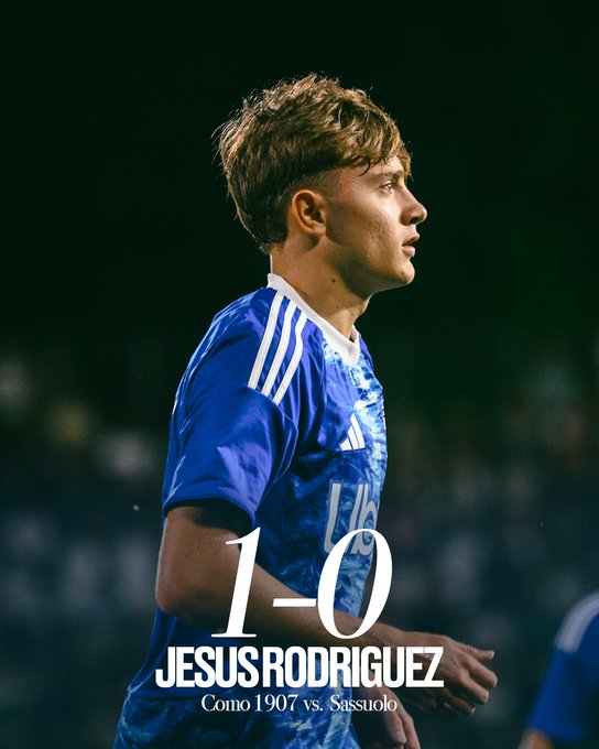 Jesús Rodríguez wearing a blue soccer jersey with white stripes, standing on a field. The jersey has "Como 1907" text visible. The score "1-0" is displayed in white text overlay.