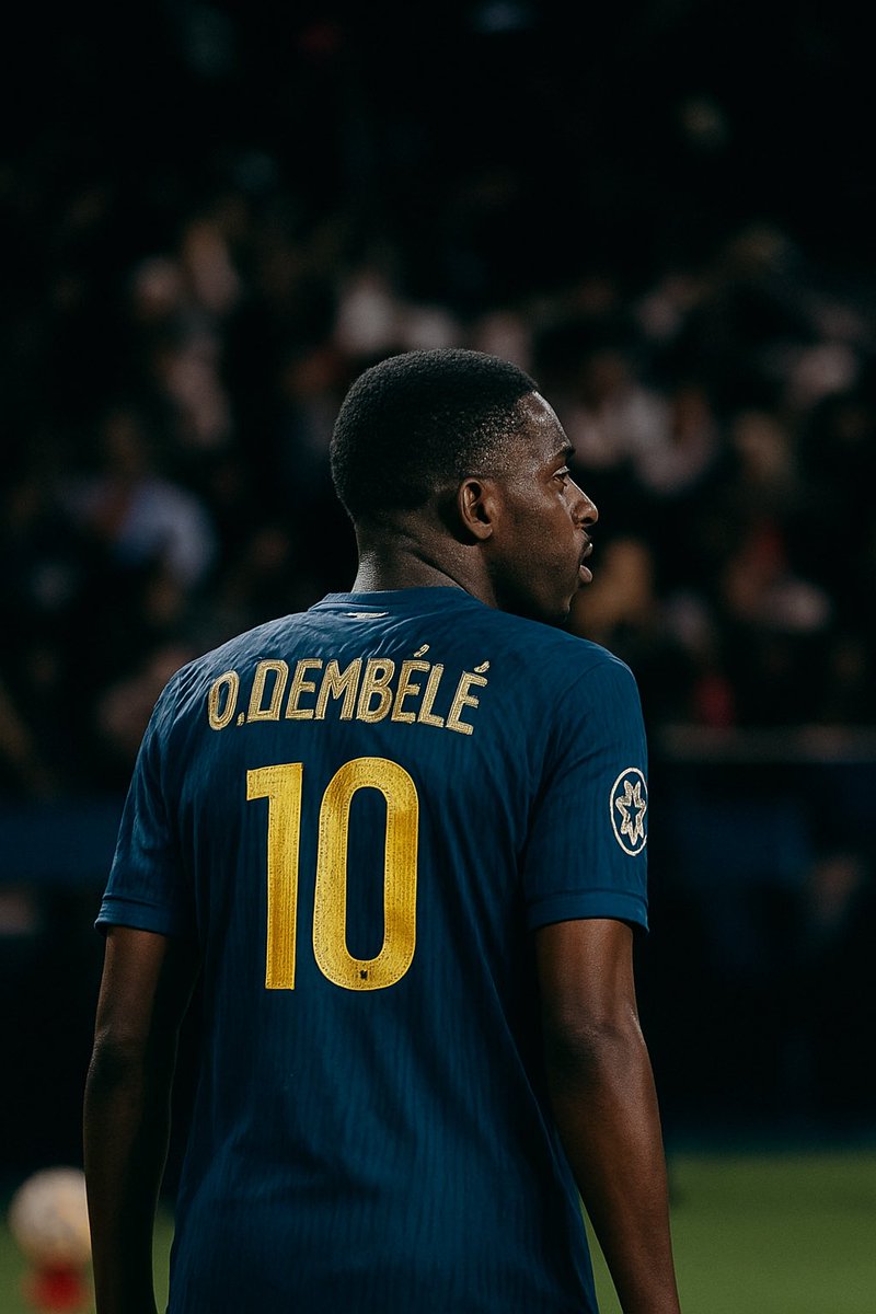 Algo que molaría bastante y sería novedoso, sería que el actual Balón de Oro llevase su nombre y dorsal en dorado en todas sus camisetas. Como el parche de campeón del mundo.