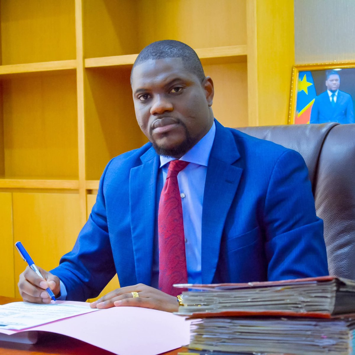 YvesBuya1's tweet photo. #RDC Kongo-Central : complot contre Grâce #Bilolo pour vouloir placer Patrick Yala à la tête de la province, ce même Patrick #Yala avait échoué alors Ministre provincial des Hydrocarbures, sous Atou avec des sales besognes à la "SOCIR"..
Une machination politique odieuse orchestrée depuis Kinshasa, visant à déstabiliser le Kongo-Central et à la transformer en une vache laitière pour des intérêts égoïstes.
Le Gouverneur Grace Bilolo, dont nous nous interrogeons sur le prétendu ''péché'', est la cible d'une cabale visant à imposer Mr Patrick Yala comme Gouverneur dont le bilan est notoirement désastreux, après son passage à la tête des ministères en province.
Ce plan serait sous le parrainage de André Wameso, qui prévoit de placer *Patrick Yala Gouverneur de province, l'honnorable Pierre Kabangu à la présidence de l'APKC et Omega Mbadu ou Guylain Panzu à la vice-gouvernance...
Tout ça pour s'accaparer des recettes provinciales, destinées au développement, au profit d'une élite prédatrice...
(Source: députés provinciaux anti-schema)