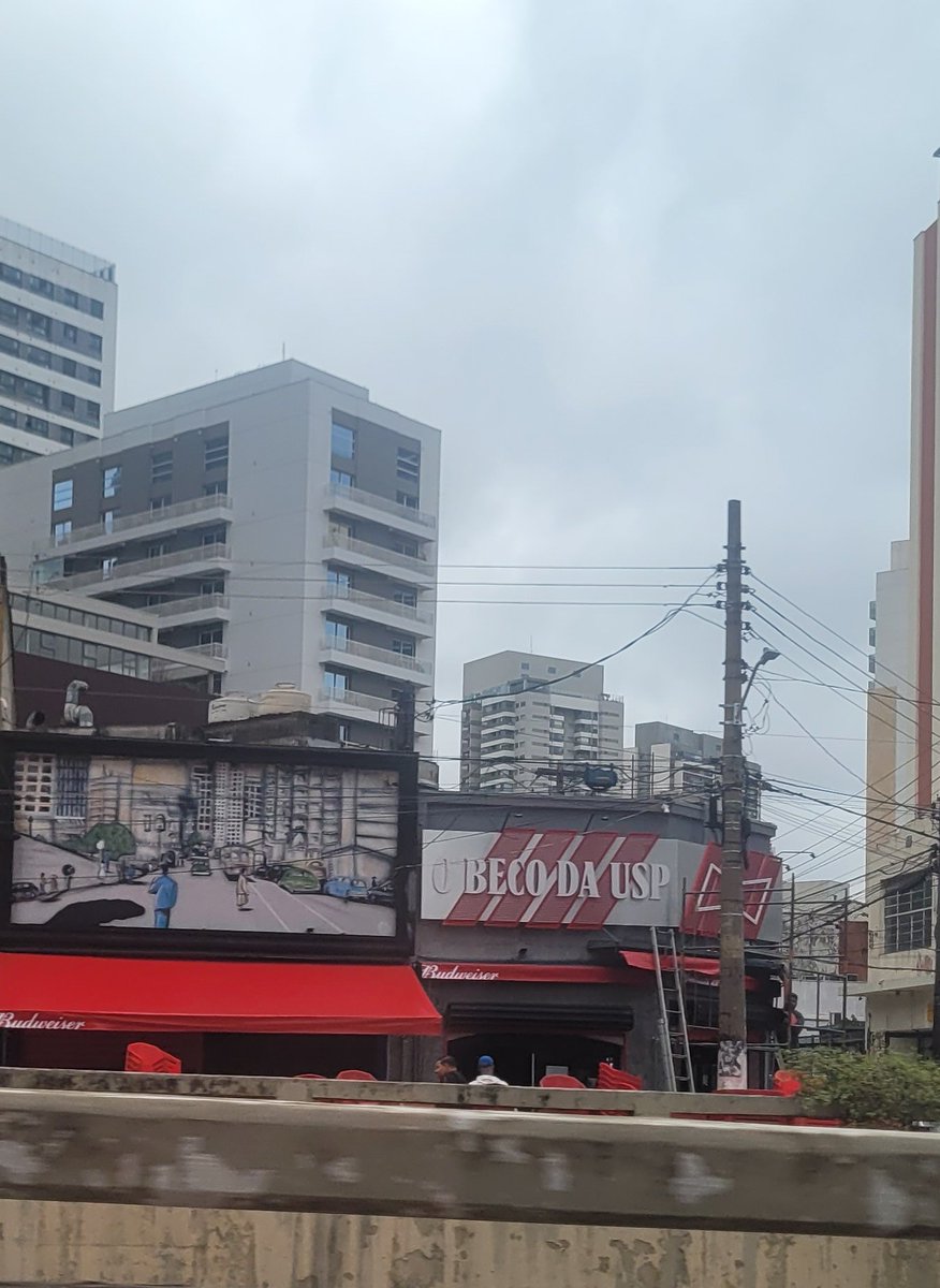 balimonte's tweet photo. gente vcs nao sabem tiraram o roberto carlos chapada e o zeca pagodinho cracudo pra colocar a budweiser (crise estética) https://t.co/5LsfLAwovR
