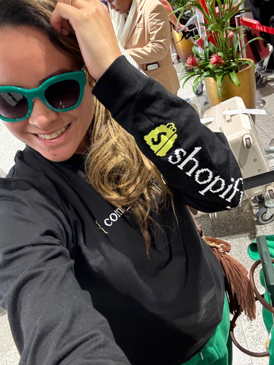 EmiliHorncastle's tweet image. Shopify girl version 2 this time made it a travel outfit
💚Liquid long sleeve T-shirt checked ✅
💚Track pants from a Shopify merchant checked
💚MiuMiu sunglasses for charming checked
💚One comfortable @ShopifyDevs ready for boarding checked ✅