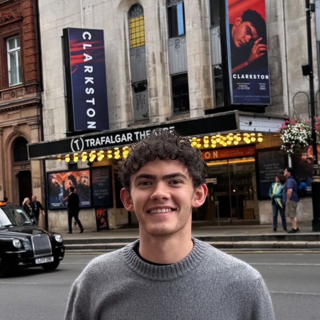 reddishkit's tweet image. I'm a bit late (but still in time)
I want to wish this special boy the best wishes in the world. Being able to admire his talent, his kindness, and his charm (this diva) is and always will be an honor😭
HAPPY BIRTHDAY JOE!🤍🤍