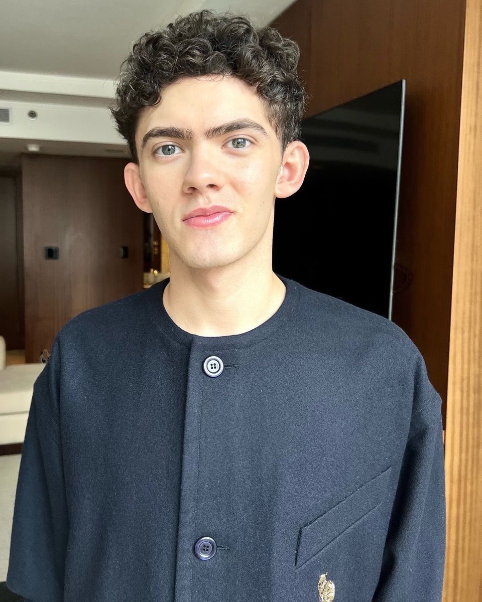 reddishkit's tweet image. I'm a bit late (but still in time)
I want to wish this special boy the best wishes in the world. Being able to admire his talent, his kindness, and his charm (this diva) is and always will be an honor😭
HAPPY BIRTHDAY JOE!🤍🤍