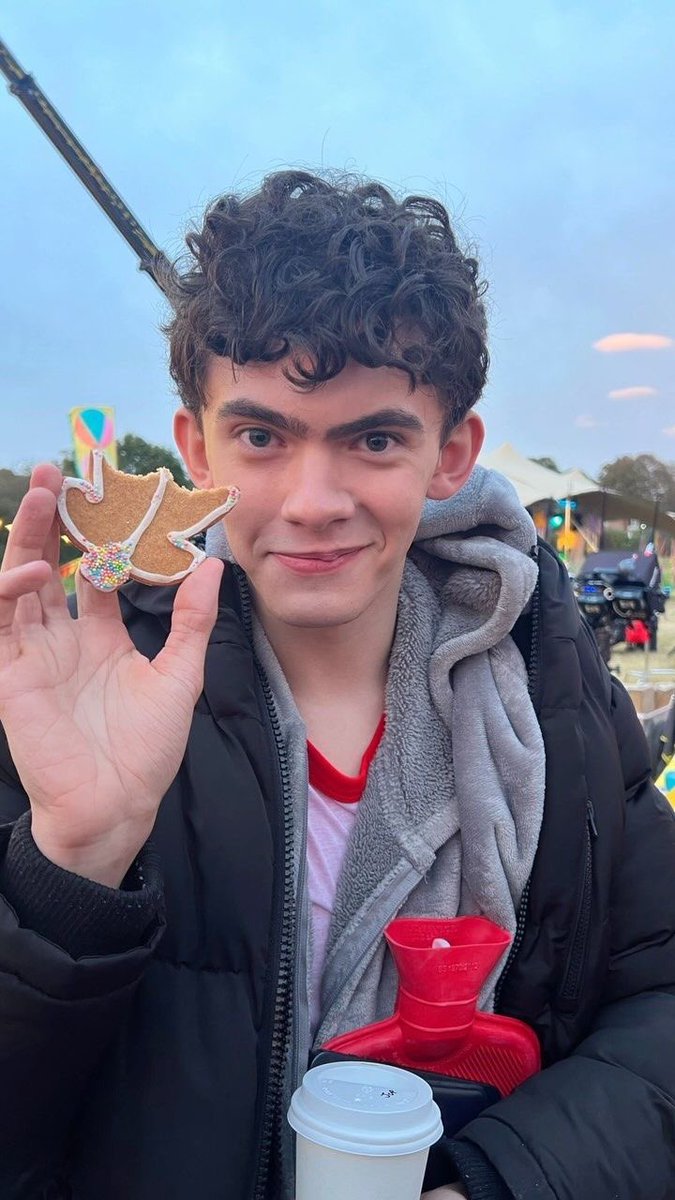 reddishkit's tweet image. I'm a bit late (but still in time)
I want to wish this special boy the best wishes in the world. Being able to admire his talent, his kindness, and his charm (this diva) is and always will be an honor😭
HAPPY BIRTHDAY JOE!🤍🤍