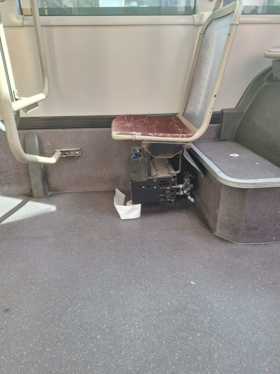 🚍 La ciudadanía no solo sufre un servicio de autobús ineficiente, también viaja en vehículos en estado lamentable: Usuarios de la línea 2 nos mandan esta imagen. ¡Basta ya de abandono!