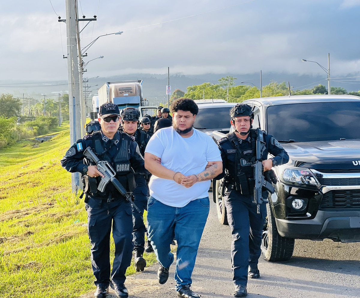 DNFEHN's tweet photo. Extraditados a los Estados Unidos dos ciudadanos hondureños por el delito de conspiración acusados por la supuesta conspiración para conducir los de una empresa a asuntos de una empresa a través de un patrón de actividad de crimen organizado o conspiración de crimen organizado. https://t.co/TQNIbKoVmP