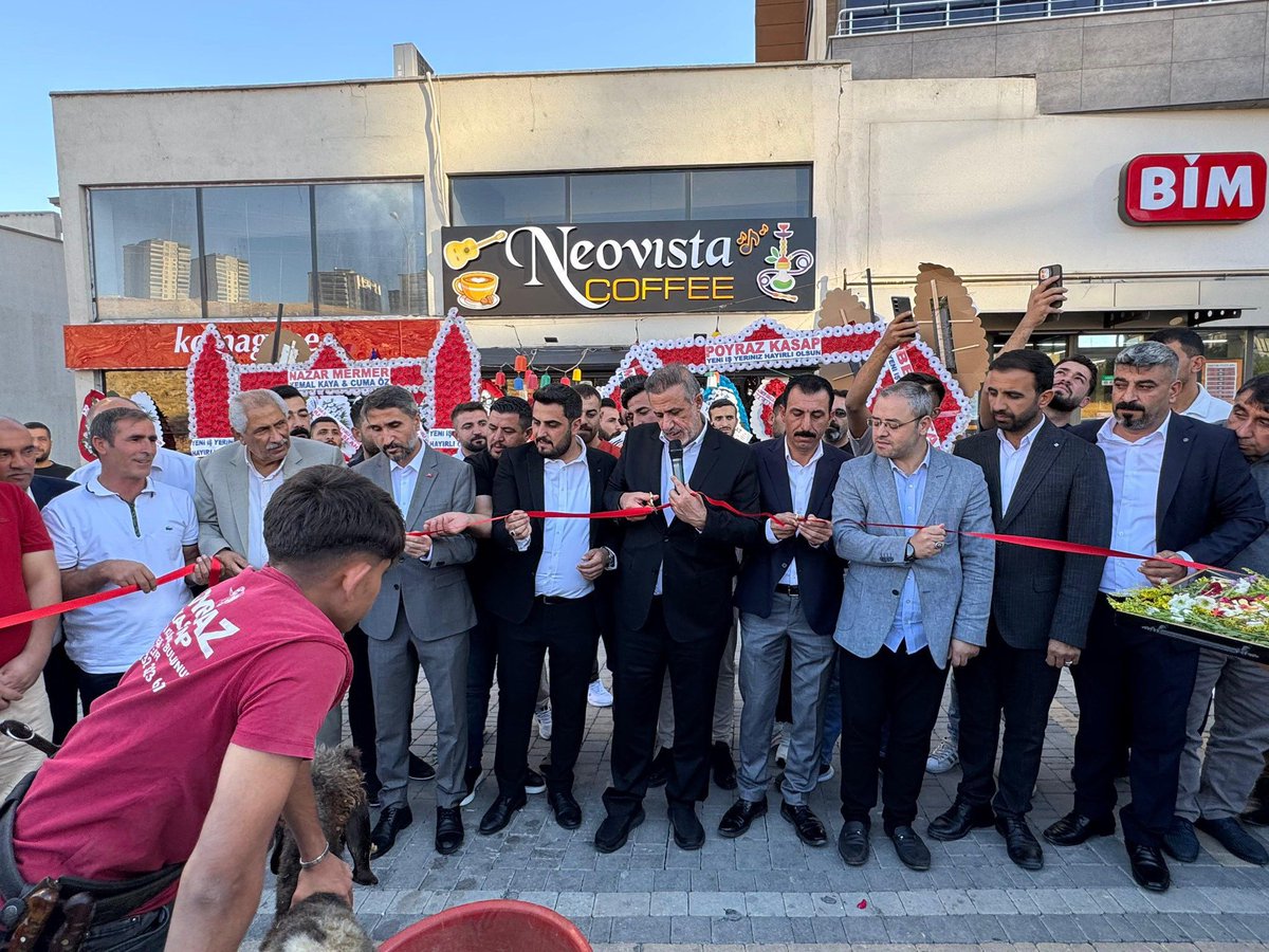 SuruclularD's tweet photo. Dernek Başkanımız, İmam Yıldırım ve Yönetim Kurulu Üyelerimiz ile birlikte Mehmet Kaya’nın açılışını gerçekleştirdiği Neovista Cafe’nin açılış programına katılım sağladık. 

Yeni iş yerinin hayırlı, bereketli ve bol kazançlı olmasını temenni ediyoruz. https://t.co/PPMP4llUYb