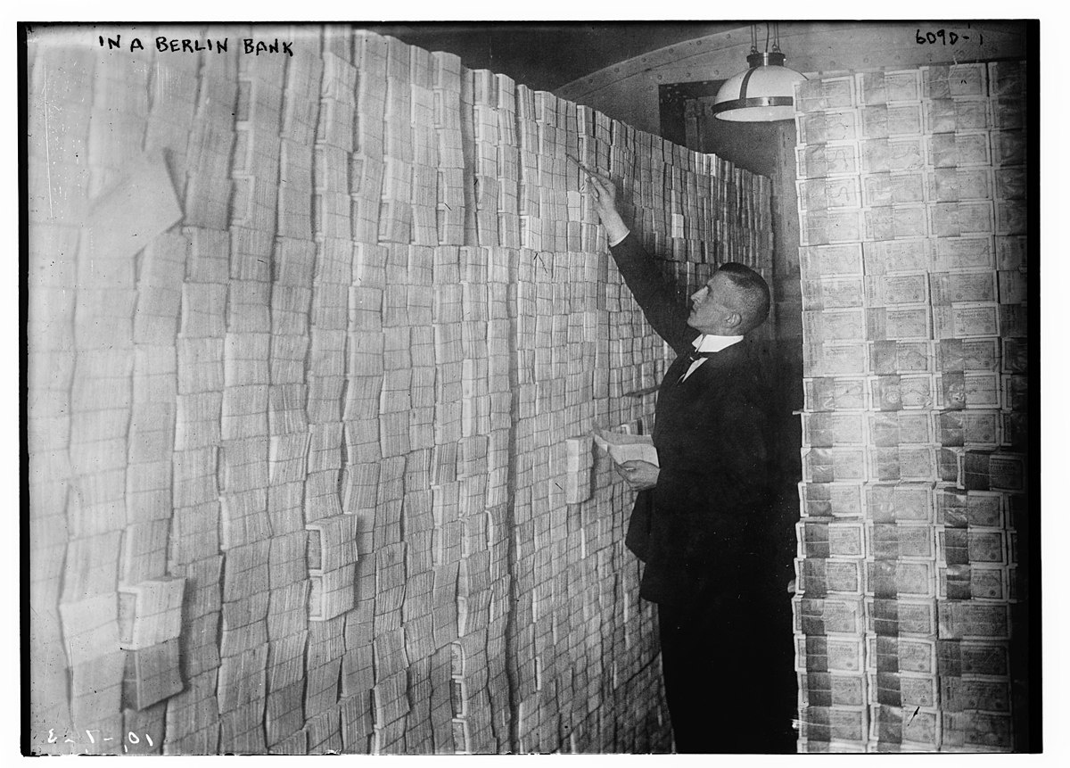 fasc1nate's tweet image. In 1923, a loaf of bread cost 200 billion Marks in Germany. Take a look at amazing photos from Germany during this period of hyperinflation: historydefined.net/german-hyperin…