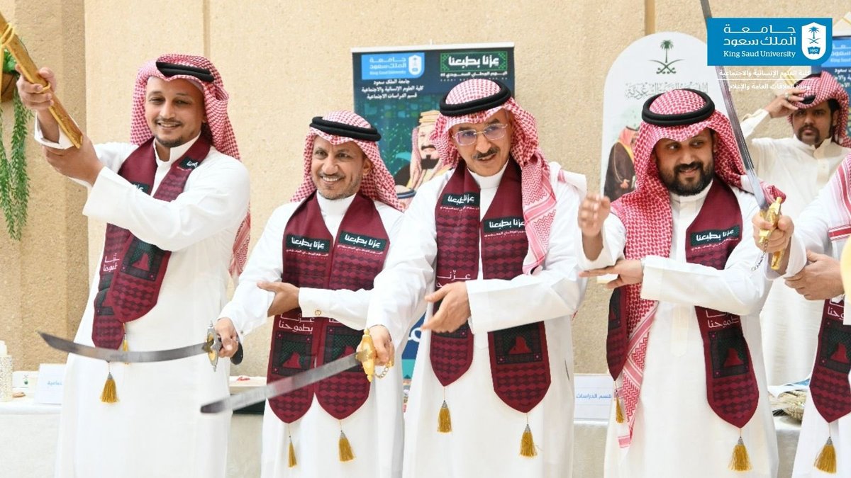 بحضور عميد كلية العلوم الإنسانية والاجتماعية أ.د. عبدالوهاب أبا الخيل، احتفلنا باليوم الوطني في الكلية في جو ساده الاعتزاز والفخر بالوطن، من خلال معرض جمع الأقسام والوحدات والأندية الطلابية في الكلية، تحت شعار #عزنا_بطبعنا.