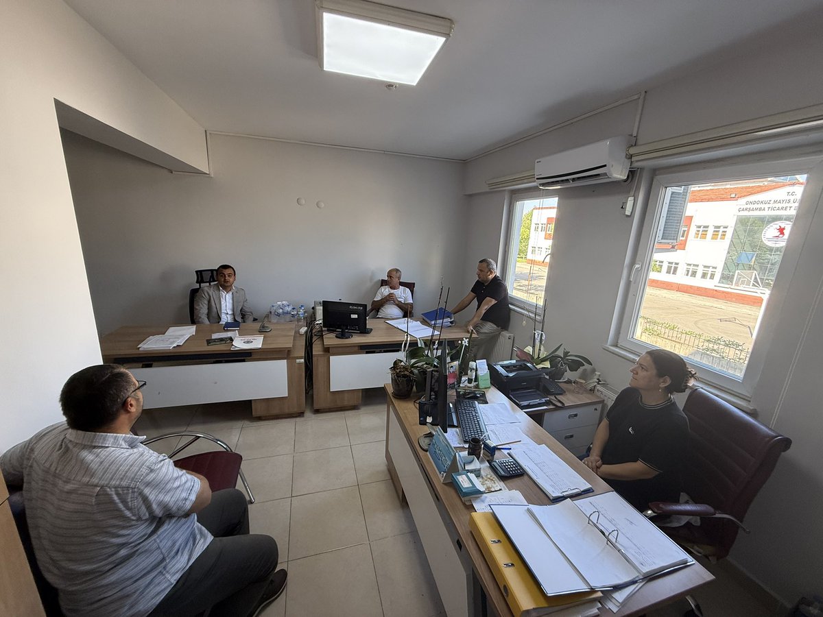Şube Başkanımız Dr. Ahmet GEÇER ve İş Yeri Temsilcilerimiz ile birlikte Çarşamba İlçe Müdürü Sayın İrfan ÖZTÜRK’ü ziyaret ettik.
Çalışanlarımızın özlük hakları ve sendikal çalışmalar üzerine istişarelerde bulunuldu. Sayın Müdürümüze misafirperverliği için teşekkür ederiz.