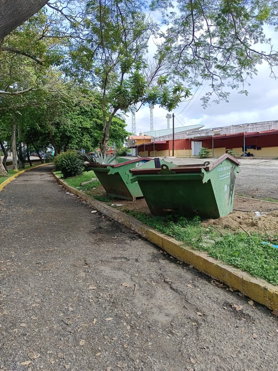 ERIGALEANA's tweet photo. @TabascoJavier @TabascoHOY @Gobdetabasco deberían quitar esos contenedores, solo es un foco de infección donde pasar caminando y corriendo los deportistas https://t.co/hXebgsZvUg