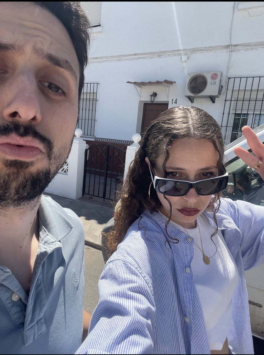 Hola!! Este es mi hermano. Hace poco se mudó a Badajoz y no conoce a nadie para juntarse a tocar música. Es un guitarrista increíble y está un poco triste por no poder disfrutar de su pasión.
A parte es la mejor persona q conozco. Xfi compartidlo para que le llegue a alguien💐💐