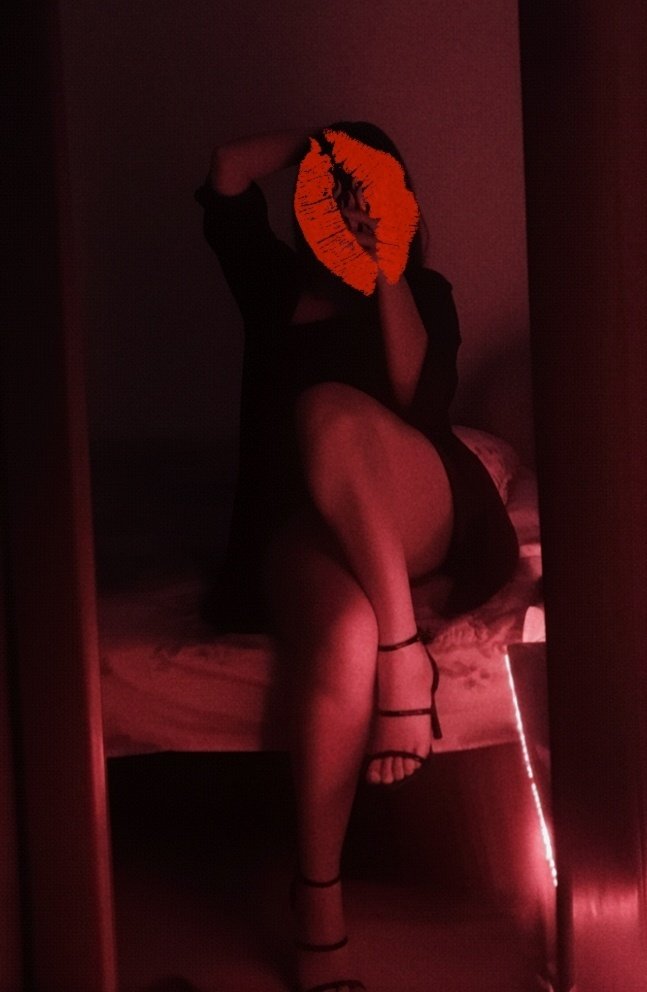 Nails appointment tomorrow. You pick the shade, I pick your card. 😉💳