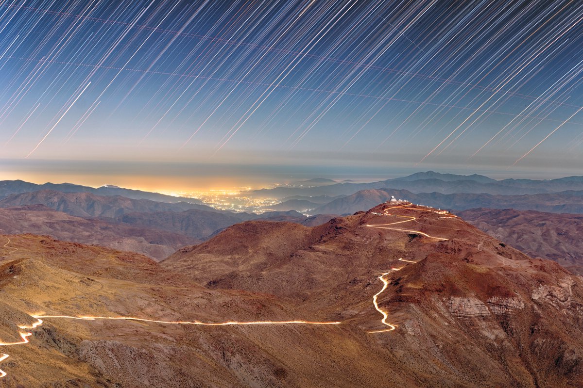 NOIRLabAstro's tweet image. In this long-exposure pic taken from Cerro Pachón, cars form a glowing bridge to Cerro Tololo. 

Cerro Pachón hosts 3 NOIRLab-operated telescopes:
🔭NSF–DOE @VRubinObs, operated jointly with DOE’s @SLAClab
👯Gemini South (1/2 of @GeminiObs)
☄️The 4.1-meter SOAR Telescope