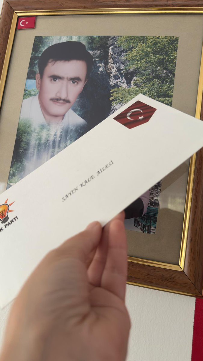 Vatan uğruna can veren kahramanımız Şehidimiz Muhittin Kale ’in bizlere emaneti olan kıymetli ailesini ziyaret ettik. 

Cumhurbaşkanımız, Sayın <a href="/RTErdogan/">Recep Tayyip Erdoğan</a> ’ın selamlarını ve #TerörsüzTürkiye mektubunu takdim ederek, aziz şehidimizin ailesine minnet ve dualarımızı ilettik.