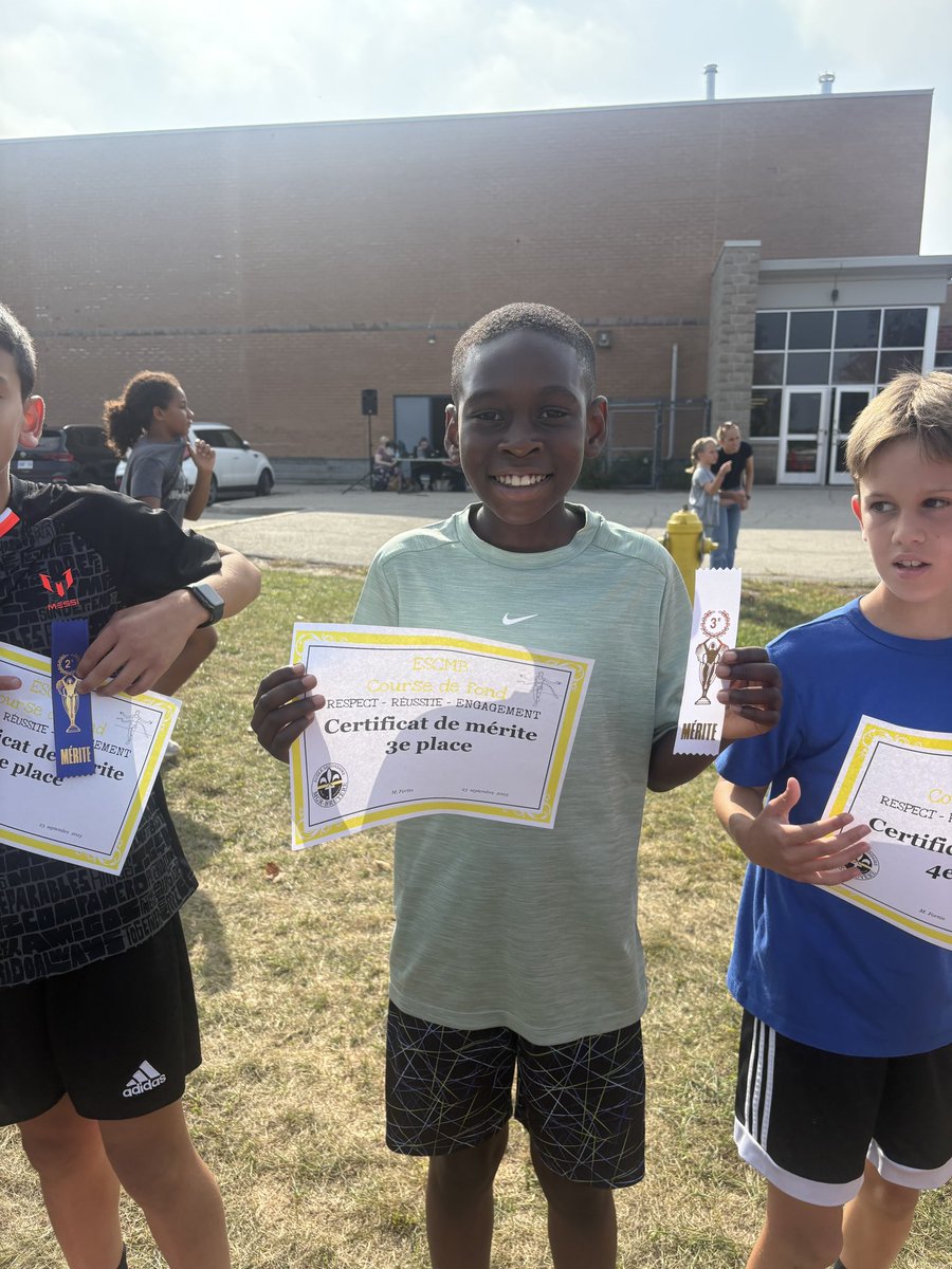 Course de fond
Bravo à tous les élèves qui ont participé à la course de fond ce matin à l’école secondaire Monseigneur Bruyères.
Votre détermination et votre esprit sportif méritent d’être soulignés. Félicitations à tous.