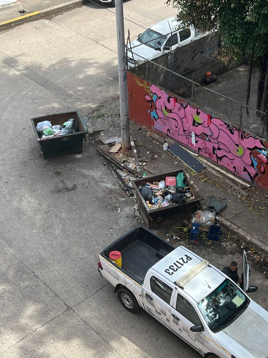 FrancoCroceL's tweet photo. 🚨 Alerta en Santa Ana – Foco de basura a pasos de Casco Antiguo 🚨
En la esquina opuesta al Súper Mr. Precio, detrás de la estación de bomberos, los contenedores de basura están siempre desbordados.
Un problema de salud y de imagen para residentes y turistas. https://t.co/sStrcgVOig