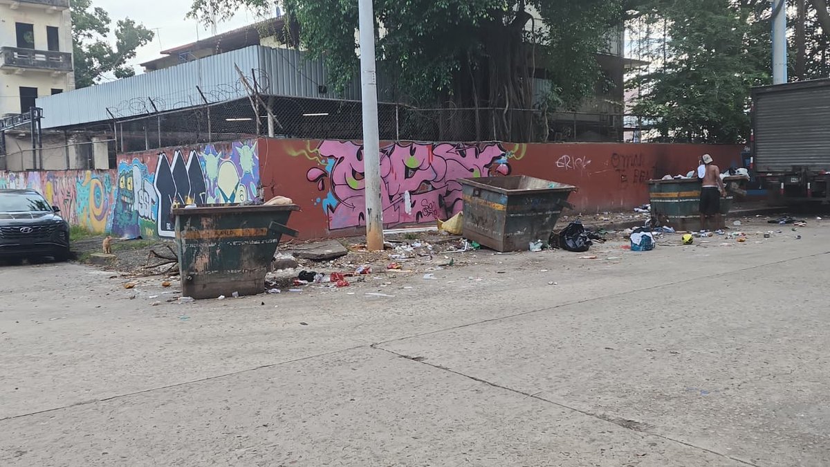 FrancoCroceL's tweet photo. 🚨 Alerta en Santa Ana – Foco de basura a pasos de Casco Antiguo 🚨
En la esquina opuesta al Súper Mr. Precio, detrás de la estación de bomberos, los contenedores de basura están siempre desbordados.
Un problema de salud y de imagen para residentes y turistas. https://t.co/sStrcgVOig