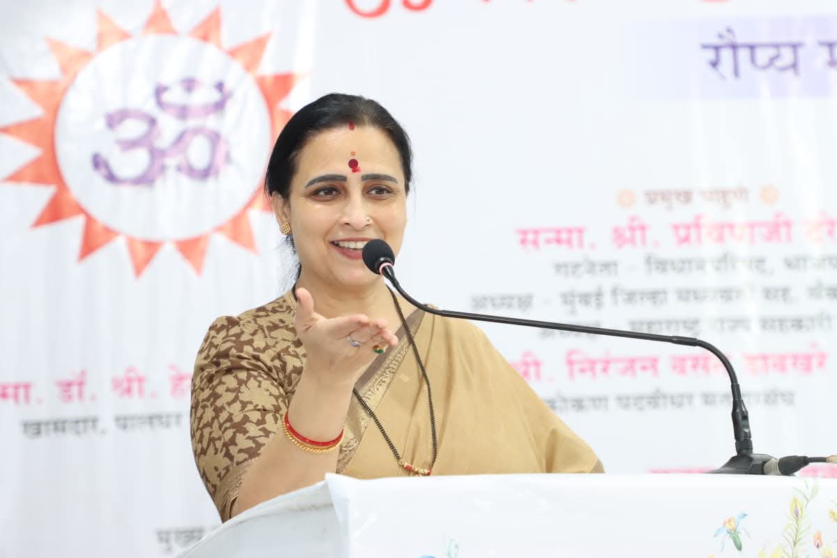नवरात्रीच्या तिसऱ्या दिवशी: माँ चंद्रघंटा आणि चित्रा ताई वाघ Chitra Kishor Wagh यांचा प्रेरणादायी संगम

नवरात्रीचा तिसरा दिवस माँ चंद्रघंटेच्या भक्तीने पवित्र होतो. माँ चंद्रघंटा, ही महादेवीची तिसरी नवदुर्गा रूप, जिच्या मस्तकावर अर्धचंद्र घंटेसारखा शोभतो. तिचा तिसरा डोळा नेहमीच