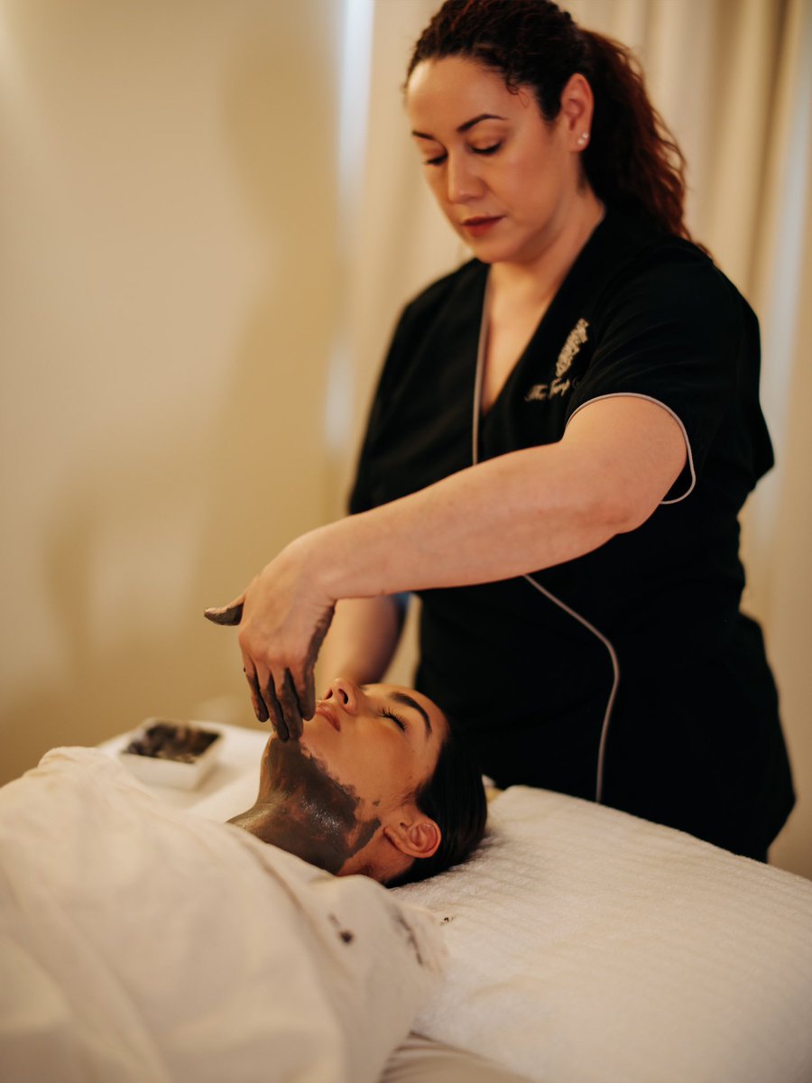 TrumpDoral's tweet image. 🍂✨ As the seasons shift, elevate your well-being. Fall is the perfect time to indulge in a luxurious spa experience designed to restore balance and beauty. Book bit.ly/4ouB4Ai