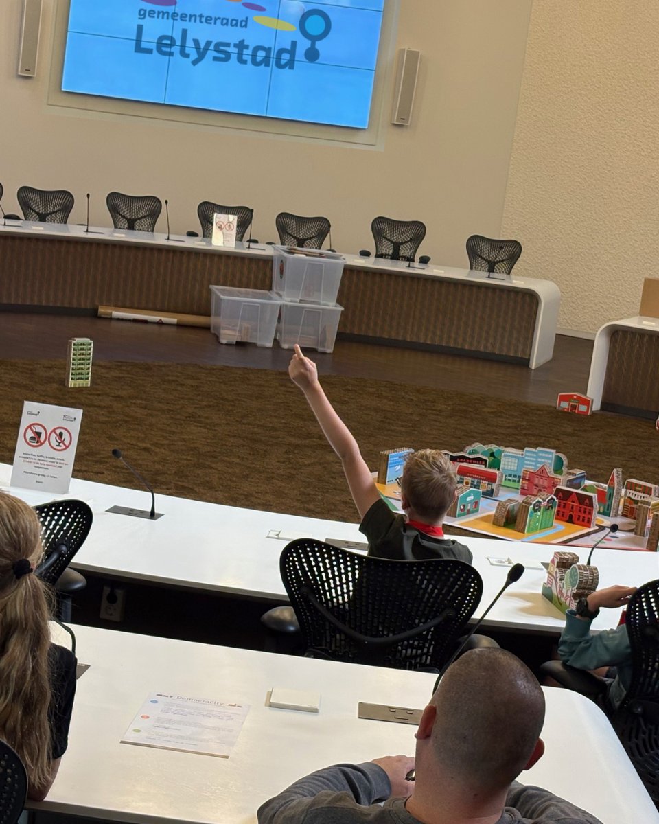 Vanmorgen maakten leerlingen van CBS Horizon via het spel Democracity van ProDemos kennis met de lokale politiek: debatteren, onderhandelen en besluiten nemen. Jong geleerd is oud gedaan! Dank aan raadslid Jack Schoone die aan het eind vertelde over het werk van een raadslid.