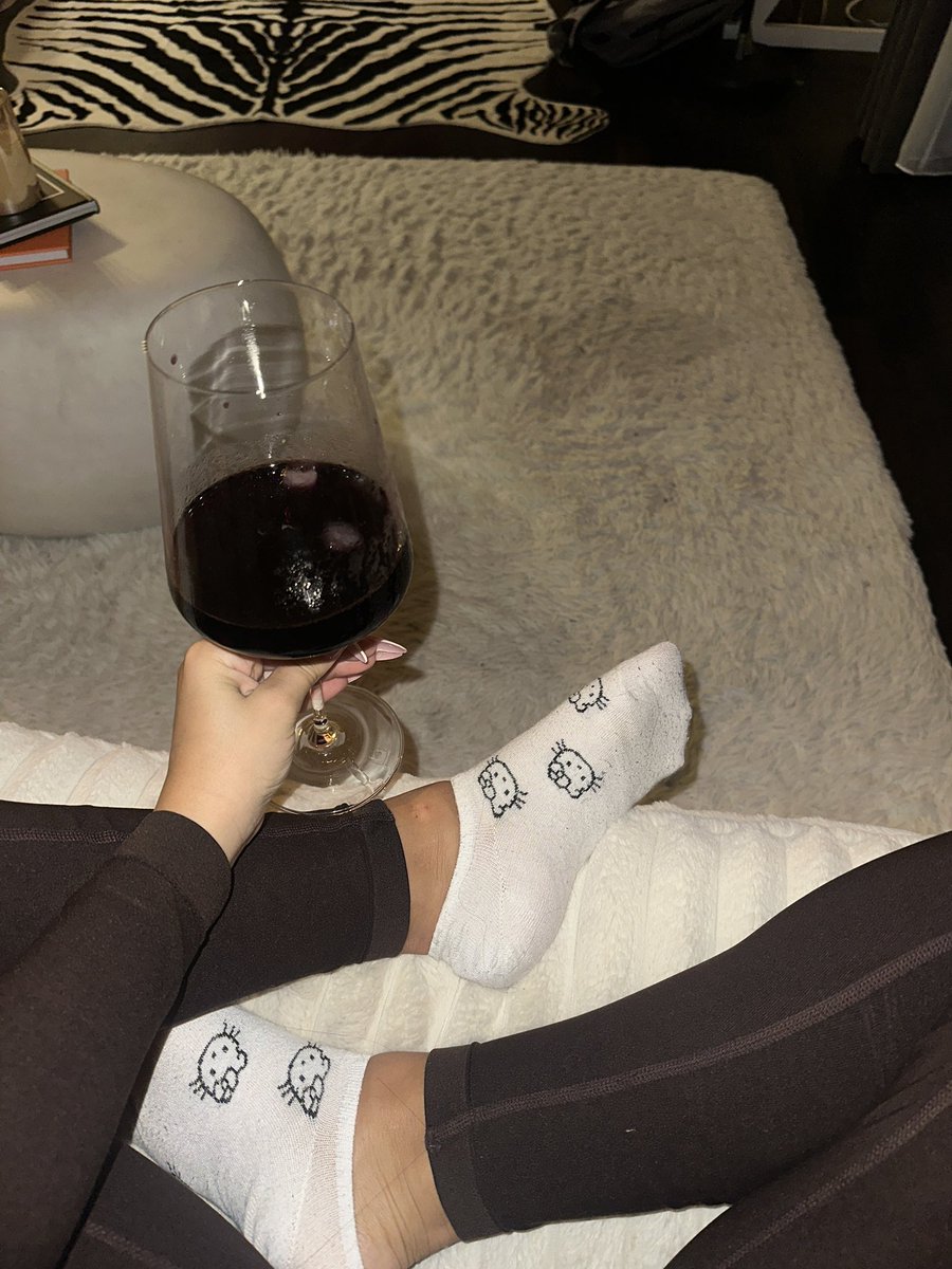 Was würdest du eher in den Mund nehmen, die Socken oder den Wein? 🍷🤣