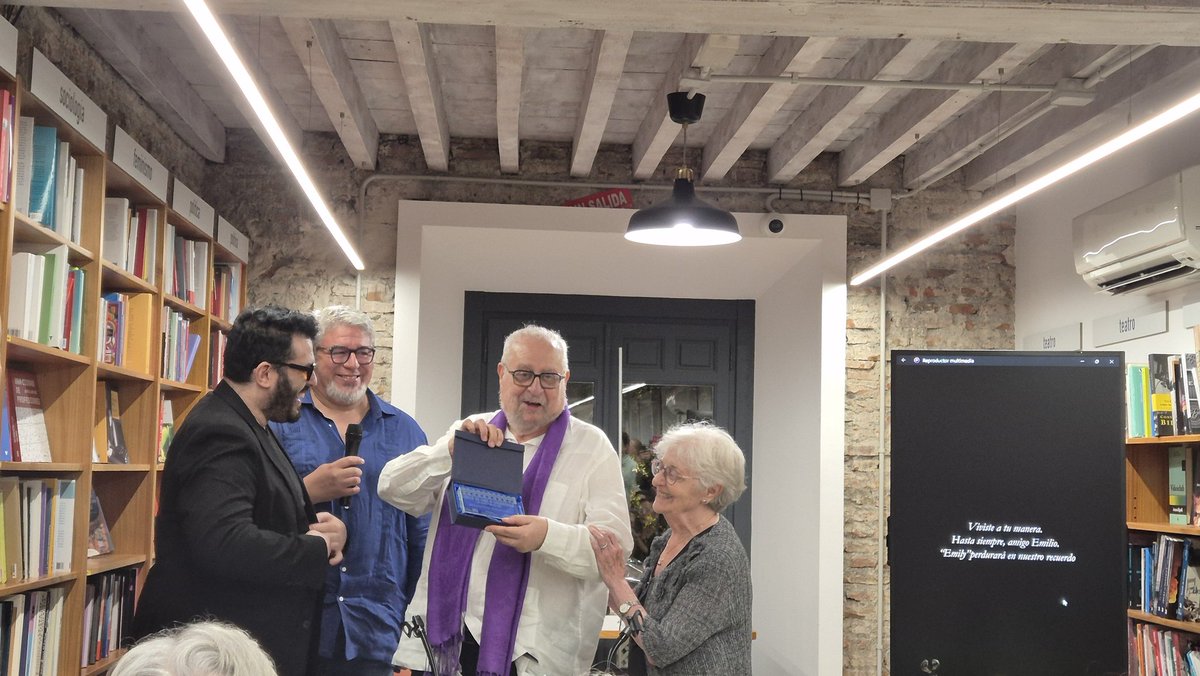 Reme D (@remewyn) on Twitter photo Hoy en <a href="/librerialuces/">Librería Luces</a> hemos disfrutado con Camilo García y María Luisa Solá en un emotivo y divertido encuentro que clausura el ciclo #cine y #literatura. Voces que nos han acompañado toda la vida y son parte de la familia. Hoy en <a href="/librerialuces/">Librería Luces</a> hemos disfrutado con Camilo García y María Luisa Solá en un emotivo y divertido encuentro que clausura el ciclo #cine y #literatura. Voces que nos han acompañado toda la vida y son parte de la familia.