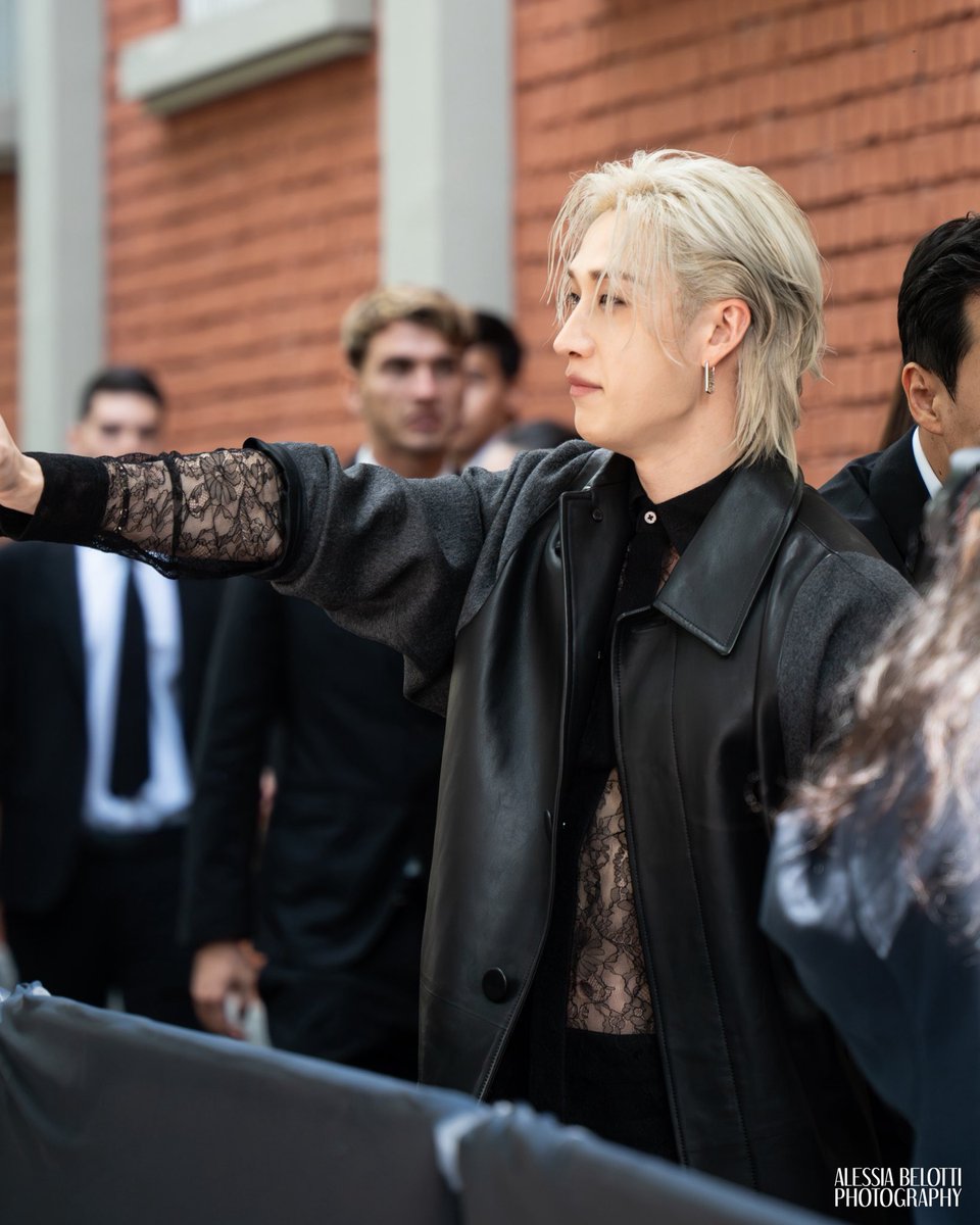 ViewoftheArts's tweet photo. MILAN FASHION WEEK - FENDI S/S 26

The one and only Stray Kids’ Bang Chan - just look at that outfit and hairstyle… all à la mode! ✨ 

📸 Images © Alessia Belotti for View of the Arts @alessia807_ 

#StrayKids #BANGCHANxFENDISS26 #BANGCHANxMFW25 #MFW https://t.co/zNKL6BxYef