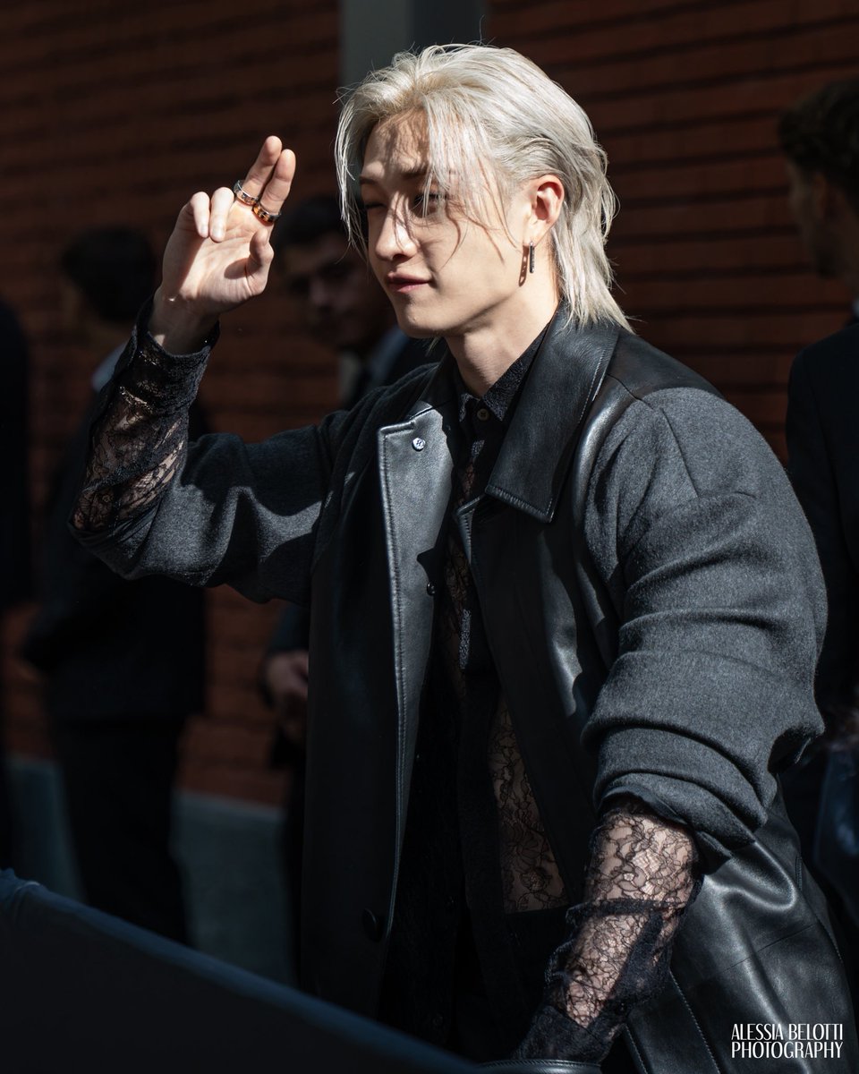 ViewoftheArts's tweet photo. MILAN FASHION WEEK - FENDI S/S 26

The one and only Stray Kids’ Bang Chan - just look at that outfit and hairstyle… all à la mode! ✨ 

📸 Images © Alessia Belotti for View of the Arts @alessia807_ 

#StrayKids #BANGCHANxFENDISS26 #BANGCHANxMFW25 #MFW https://t.co/zNKL6BxYef